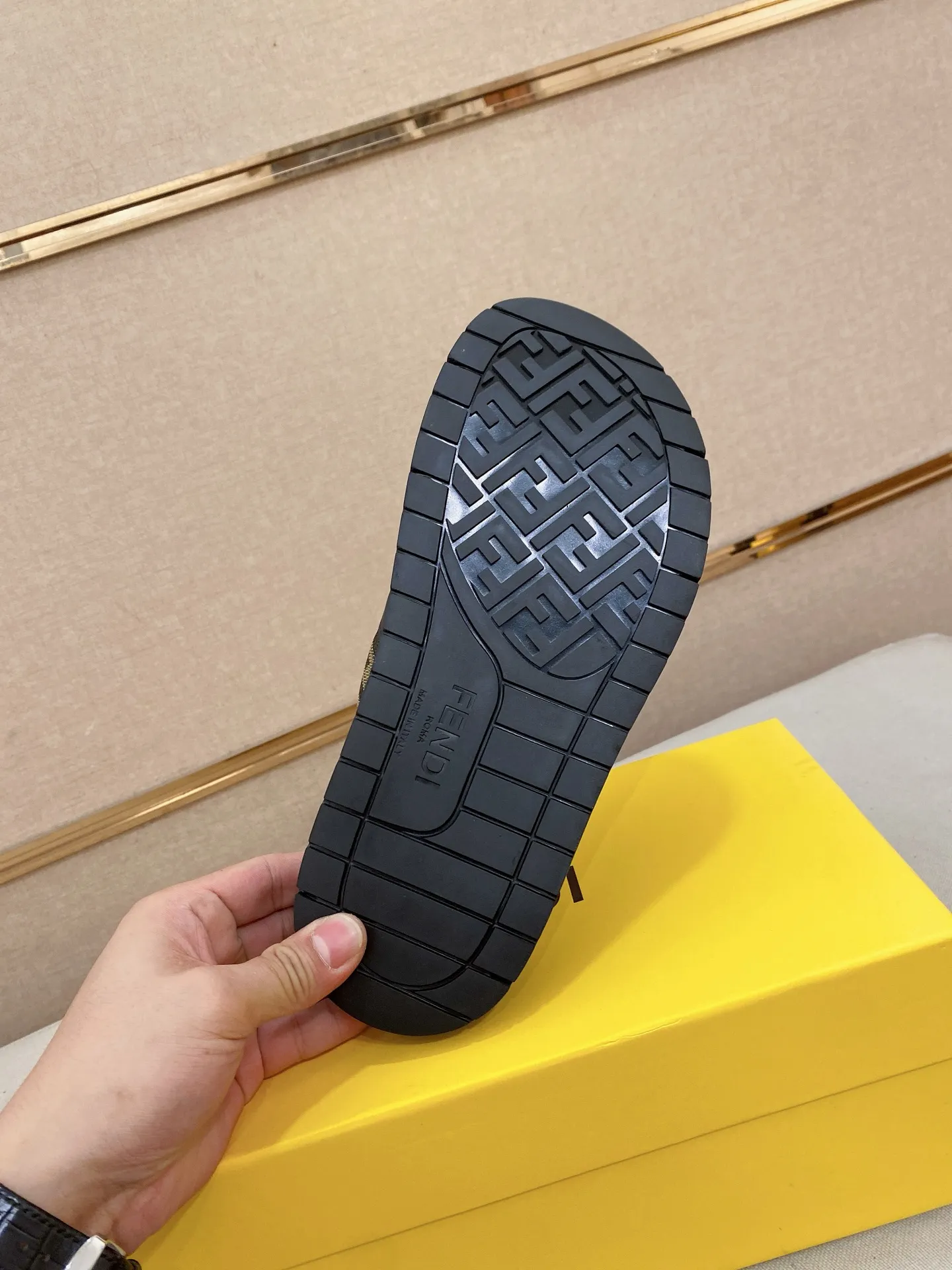 Factory price: 320💰 [Fendi Slippers] High-end brand of men's shoes, official website 1:1 latest masterpiece: original mold customization, the fabric is made of imported original materials, upgraded outsole, lighter and non-slip. The market's top quality, simple yet tasteful, a must-have for fashionistas, fashionable at your feet, full of confidence, the same style at the counter 👍The season of summer slippers is here. Code: 38-44 (45 is custom-made and cannot be returned or exchanged)